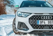 Bílé audi s českou registrační značkou