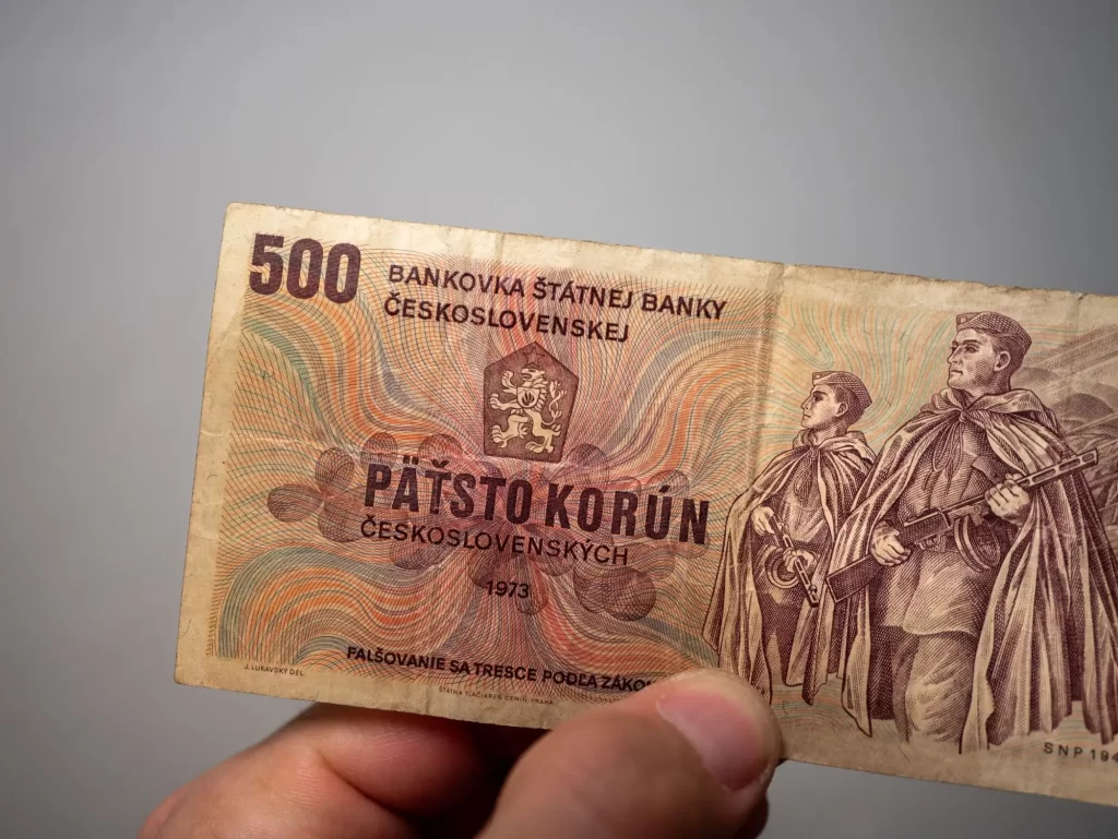 Shutterstock_2605408043 - SportDeník Pokud doma máte staré bankovky, zjistěte jejich hodnotu.