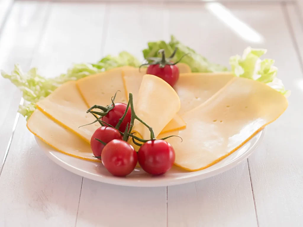 Shutterstock_264590453 - SportDeník Uzený eidam na talíři