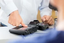 Sken otisku prstu v obchodě