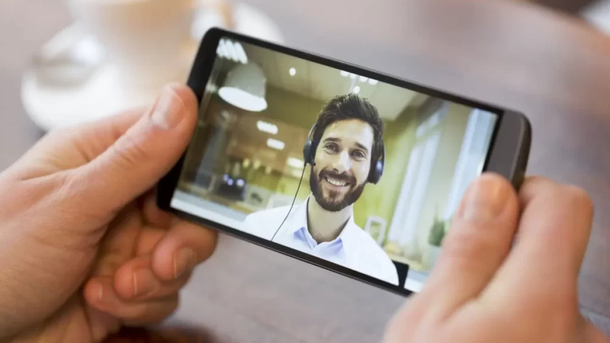Muž si volá s kamarádem přes Skype