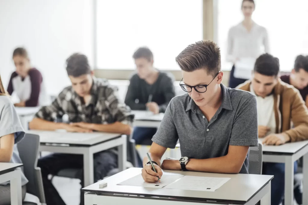 Shutterstock_714476182 - SportDeník Středoškolští studenti píšící test ve třídě