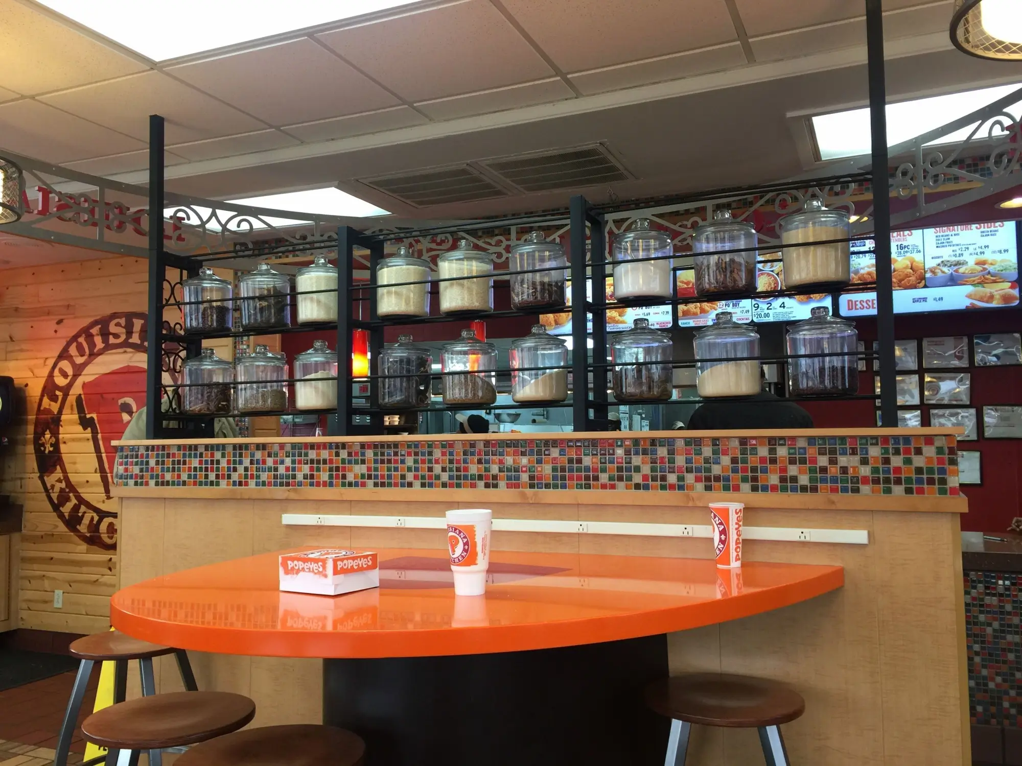 Interiér restaurace Popeyes