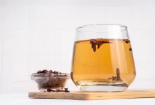 Hřebíčkový čaj na hubnutí ve sklenici
