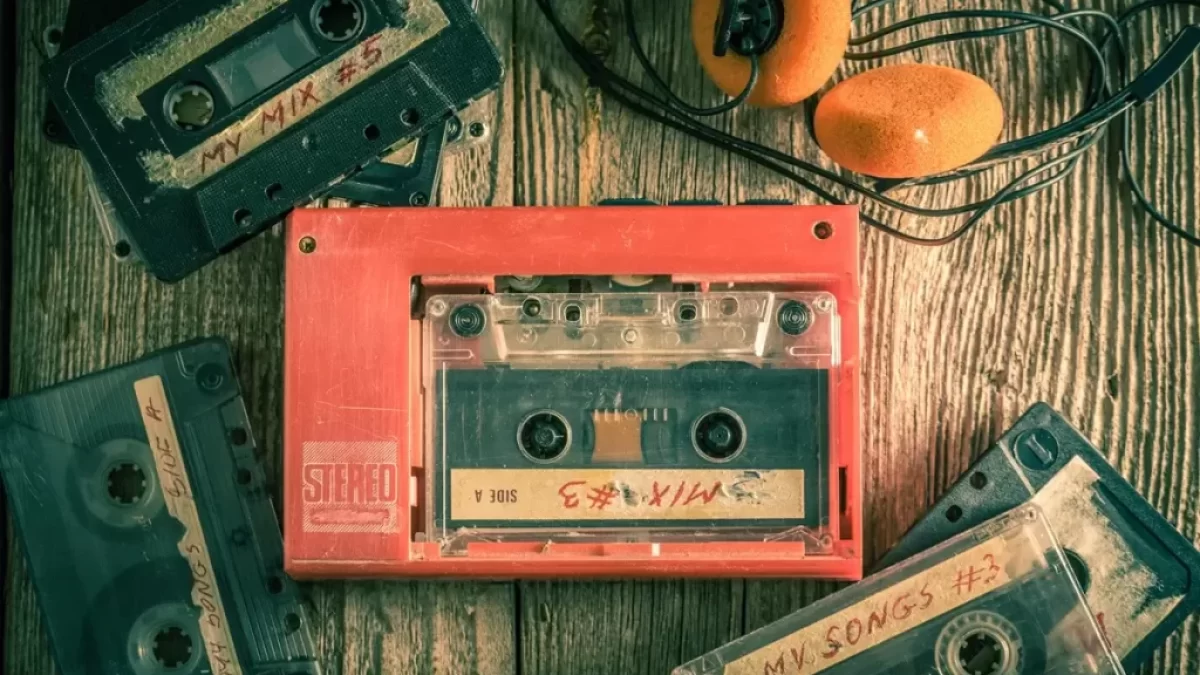 Staré kazety s přehrávačem se sluchátky ležící na retro stole