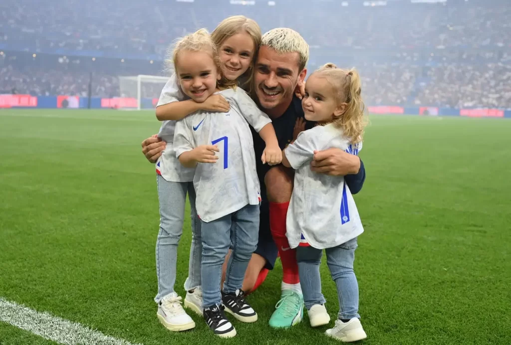 Antoine Griezmann a jeho tři holčičky - SportDeník Antoine Griezmann
