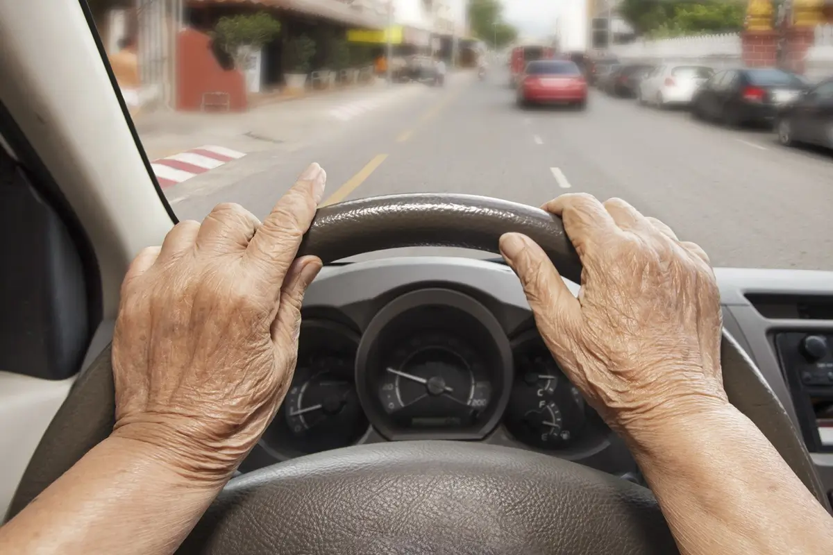 řidiči 3 - SportDeník Ruce seniorky na volantu auta