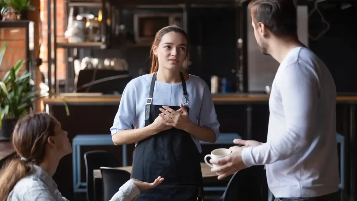 lidé v restauraci
