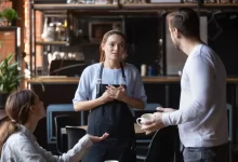 lidé v restauraci