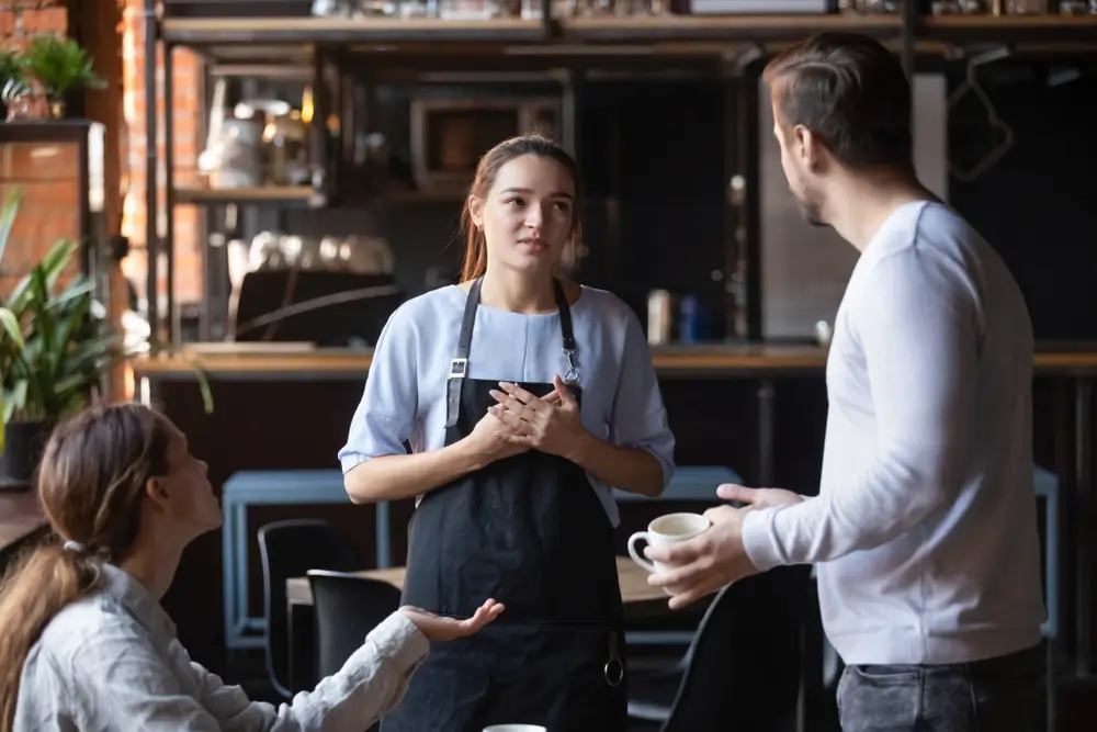 lidé v restauraci
