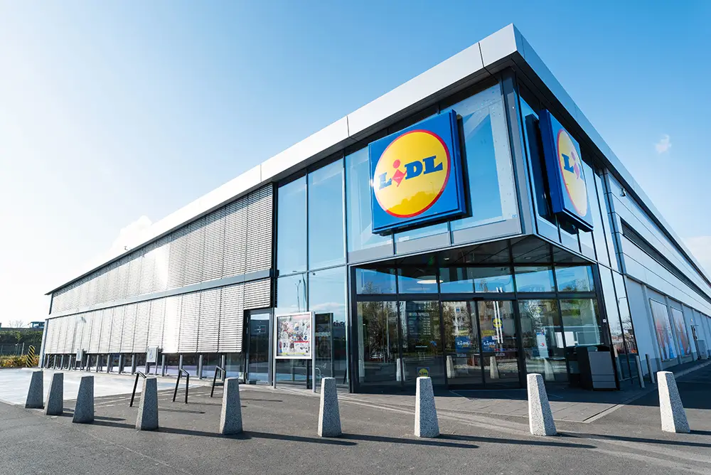 Všechny prodejny nad 200 metrů čtverečních během vybraných státních svátků musí mít zavřeno. - SportDeník zavřená prodejna Lidl