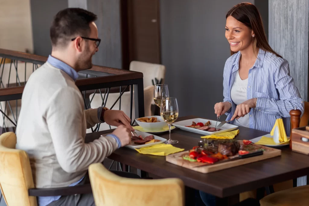 - SportDeník mladý pár v restauraci