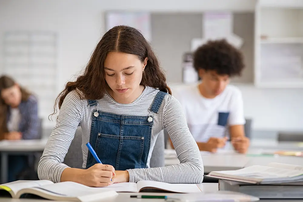 Celý problém nastal, když se dcera Petry zeptala, z jakého důvodu se učí danou látku. - SportDeník studentka ve třídě