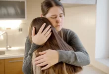 matka utěšuje svou dceru