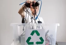 muž s krabicí elektroodpadu