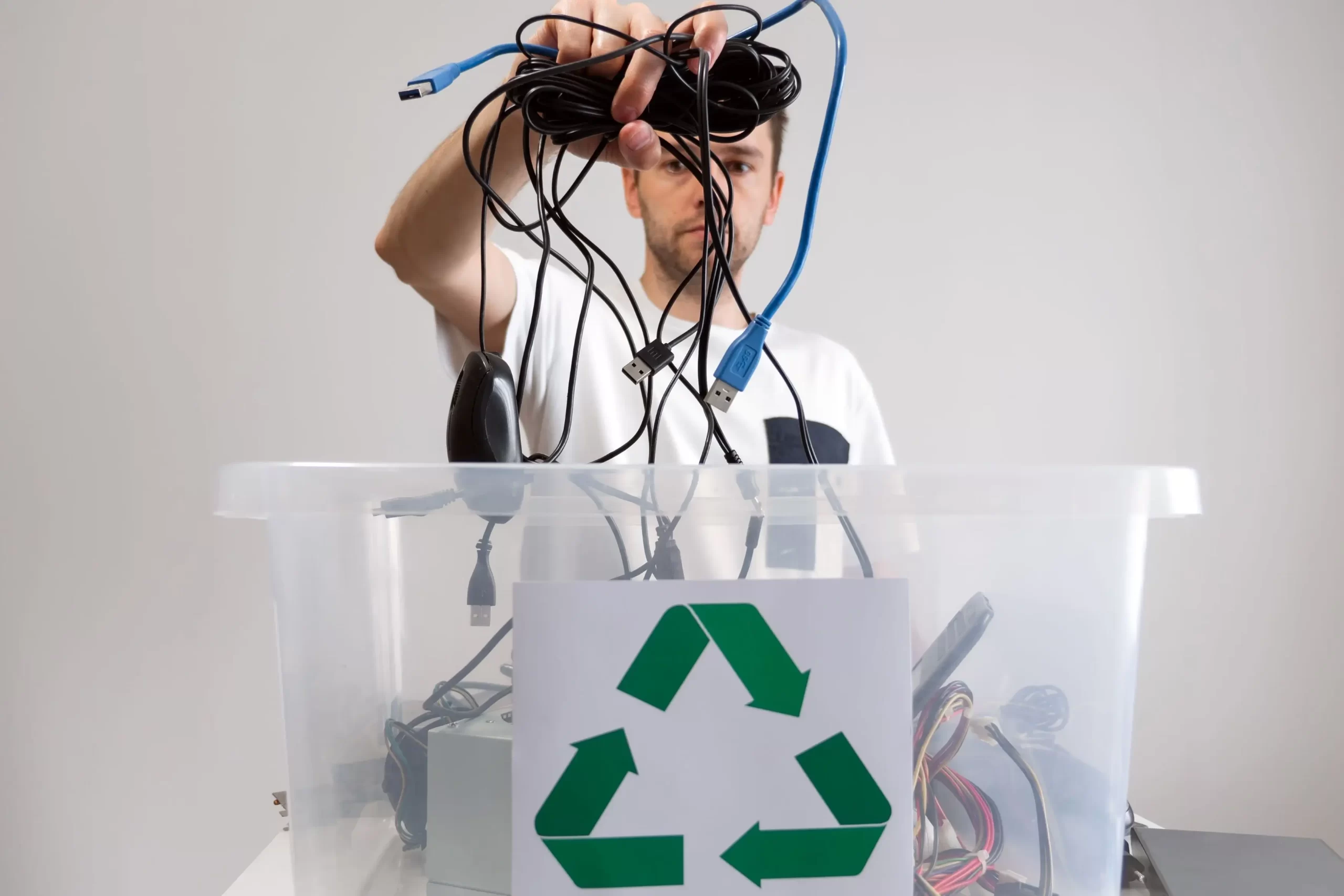 muž s krabicí elektroodpadu