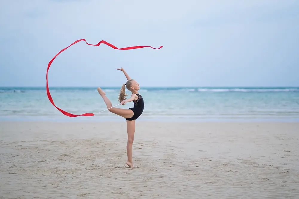 Dcera gymnastiku milovala, cvičila i na dovolené. - SportDeník malá gymnastka na pláži