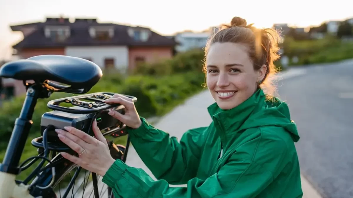 Dívka s elektrokolem.