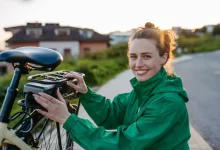 Dívka s elektrokolem.