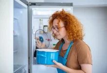 žena ohrnuje nos nad jídlem v hrnci