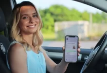 Dívka s řidičským průkazem v mobilu.