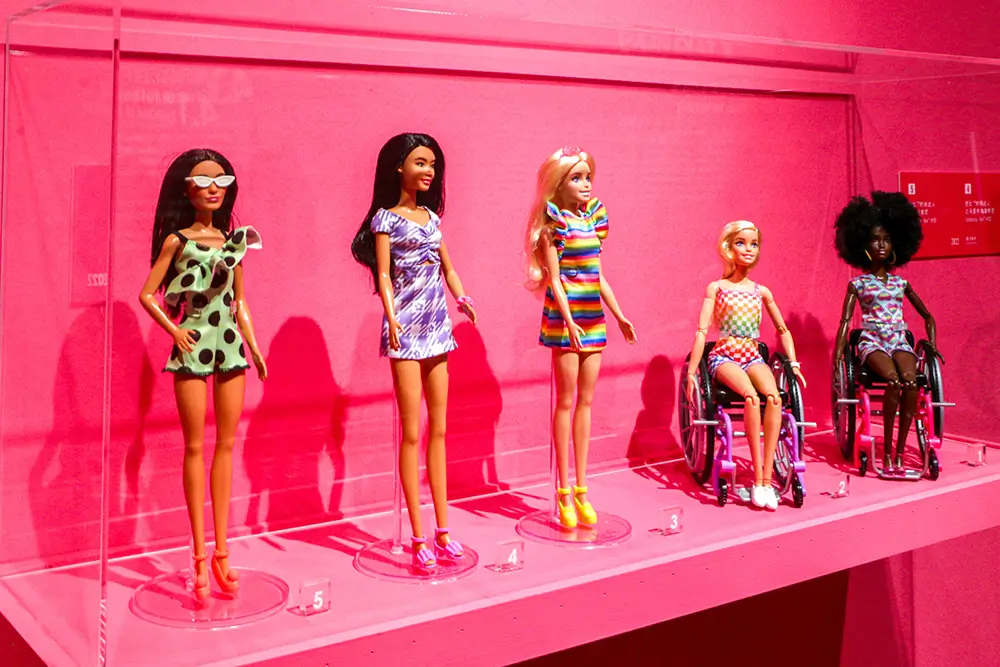 Barbie za dlouhá léta získala mnoho tváří a podob. - SportDeník muzeum Barbie