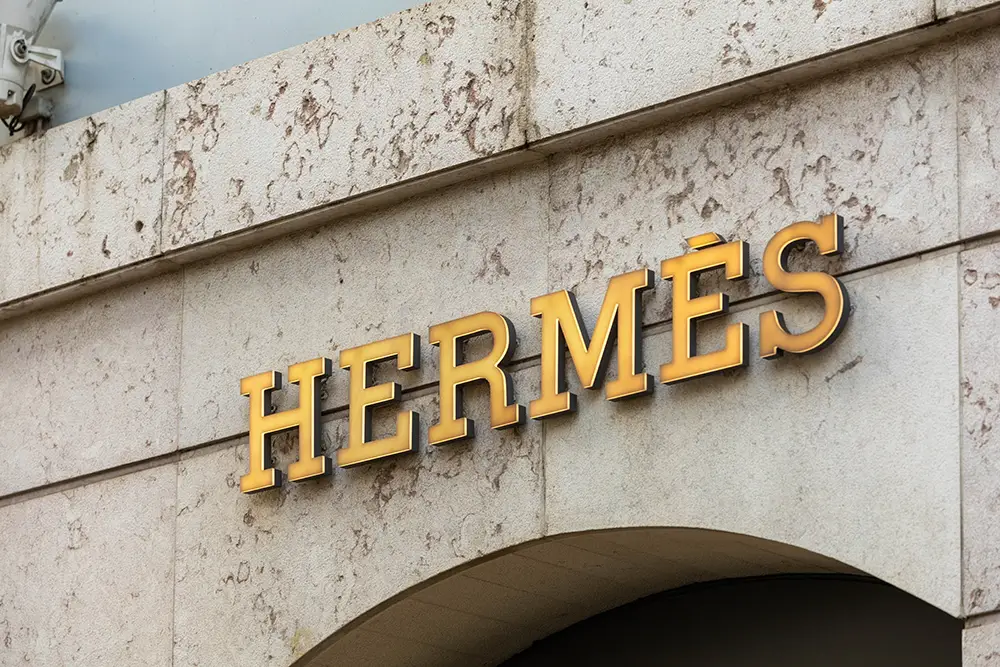Ručně vyráběné kožené tašky jsou symbolem nejen bohatství, ale především exkluzivity. - SportDeník logo značky Hermes