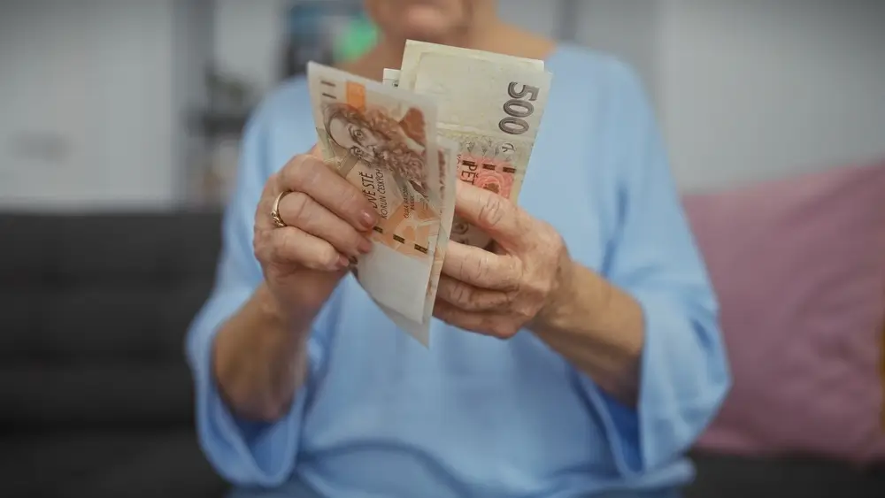Senirka s penězy - SportDeník Seniorka s penězy.