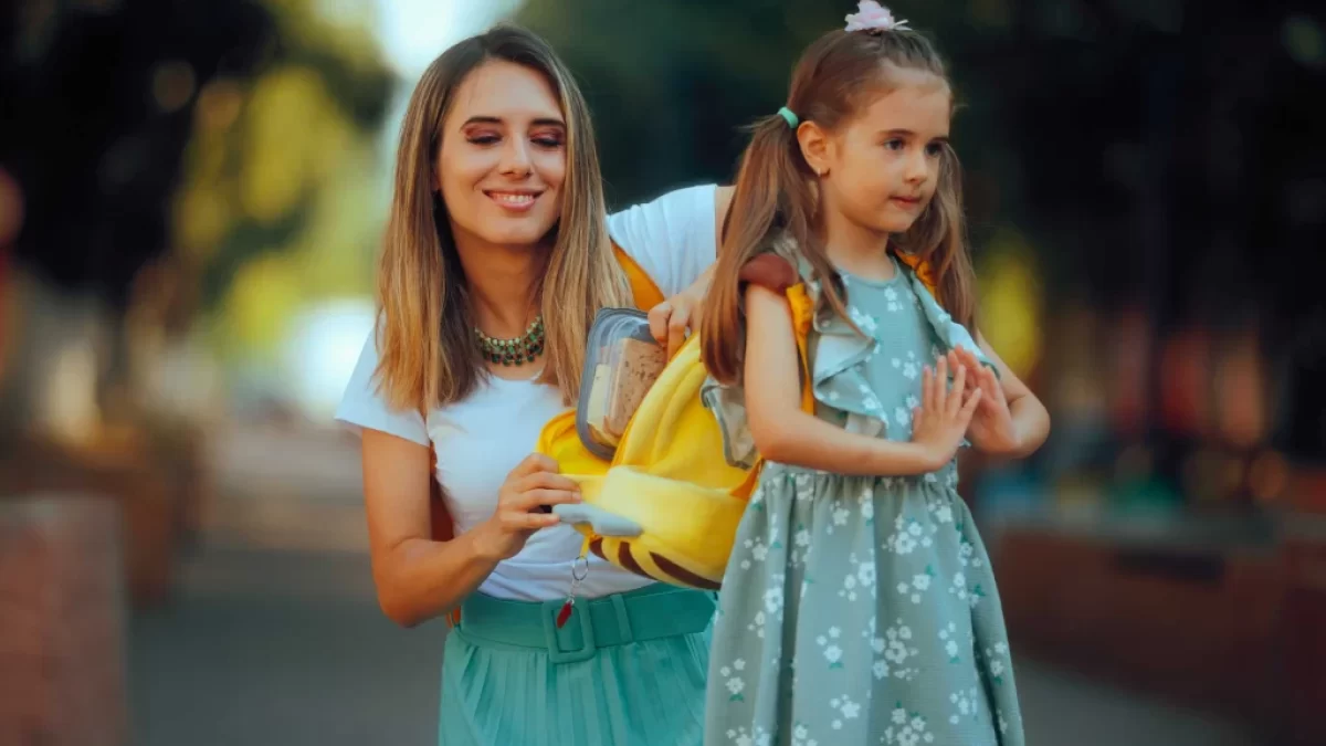 žena dává dítěti svačinu