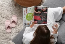 Dívka si čte.