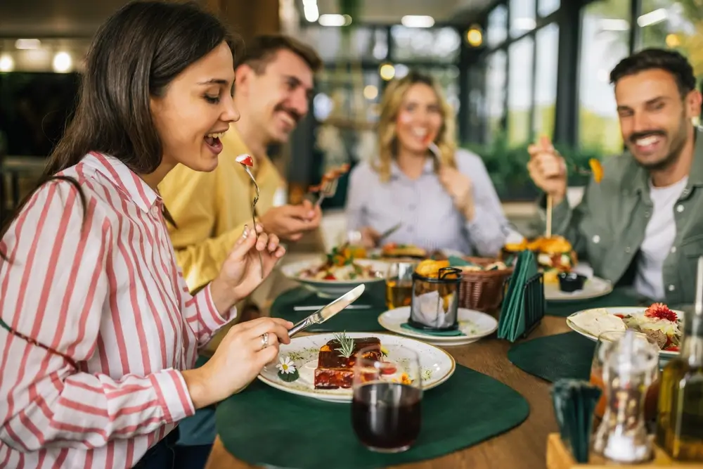 Přátelé v restauraci