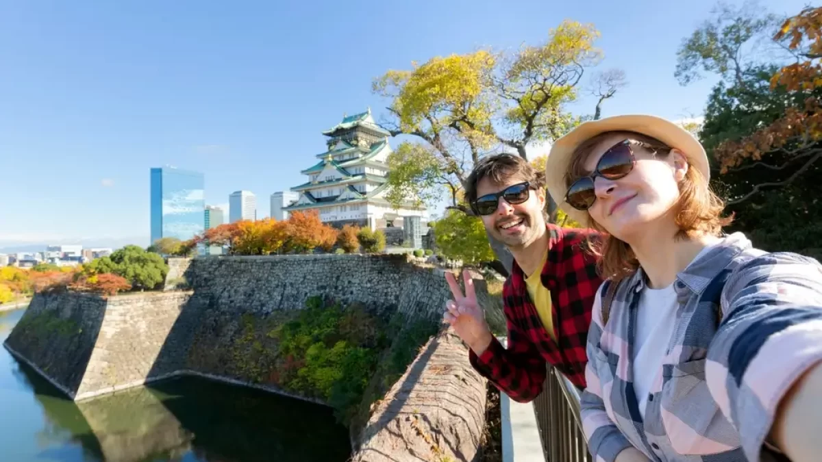 cestovatelský pár v Japonsku