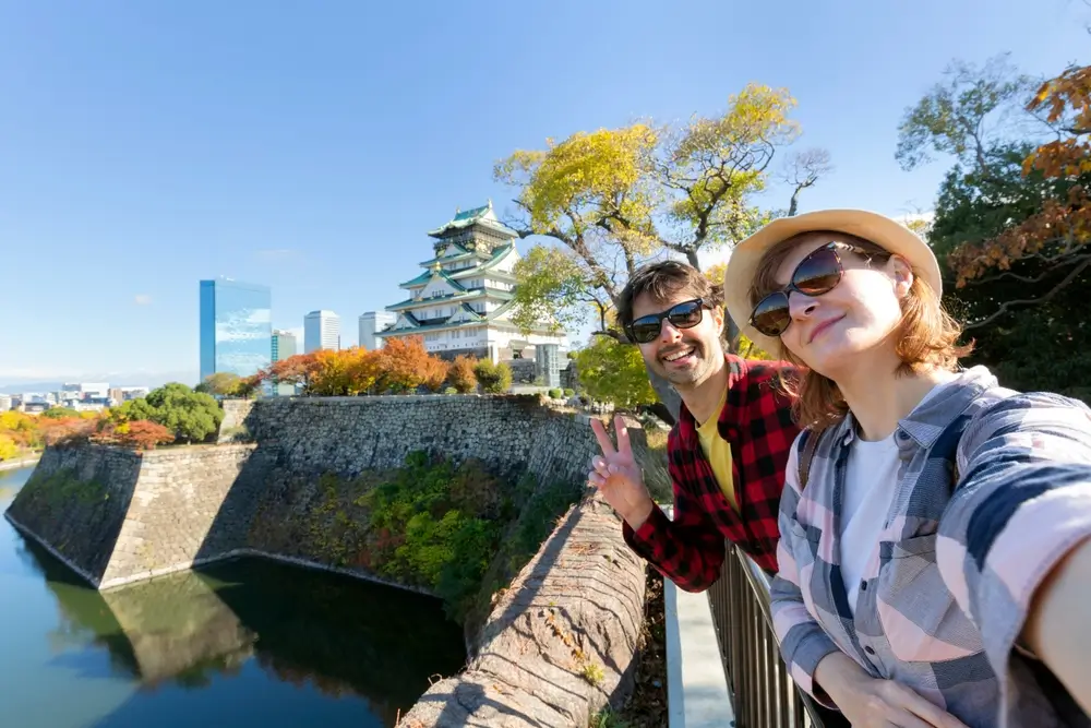cestovatelský pár v Japonsku
