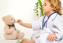 Holčička s medvídkem.