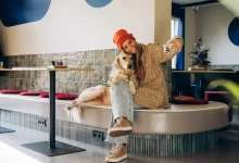 Dívka dělá selfie.