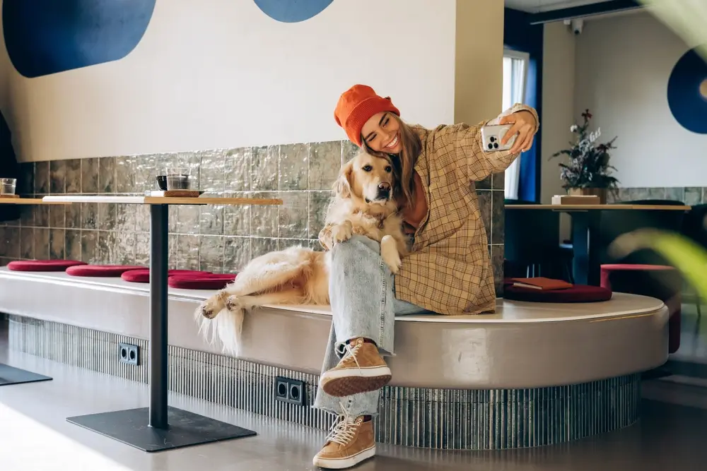 Dívka dělá selfie.