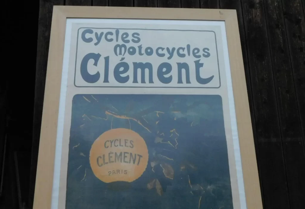 Tento plakát podlepený na plátně s reklamou na CYCLES MOTOCYCLES CLÉMENT je aktuálně na Aukru k prodeji za 80 000 Kč.