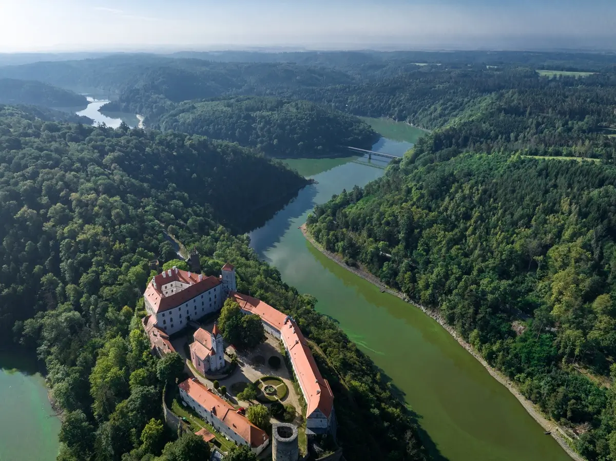 Bítov - SportDeník Gotický hrad Bítov na Vranovské přehradě z dronu
