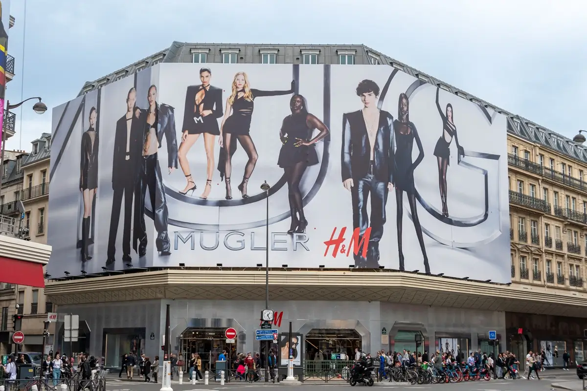 HM 2 - SportDeník Obří reklamní billboard prodejny H&M na fasádě jednoho z obchodních domů v Paříži