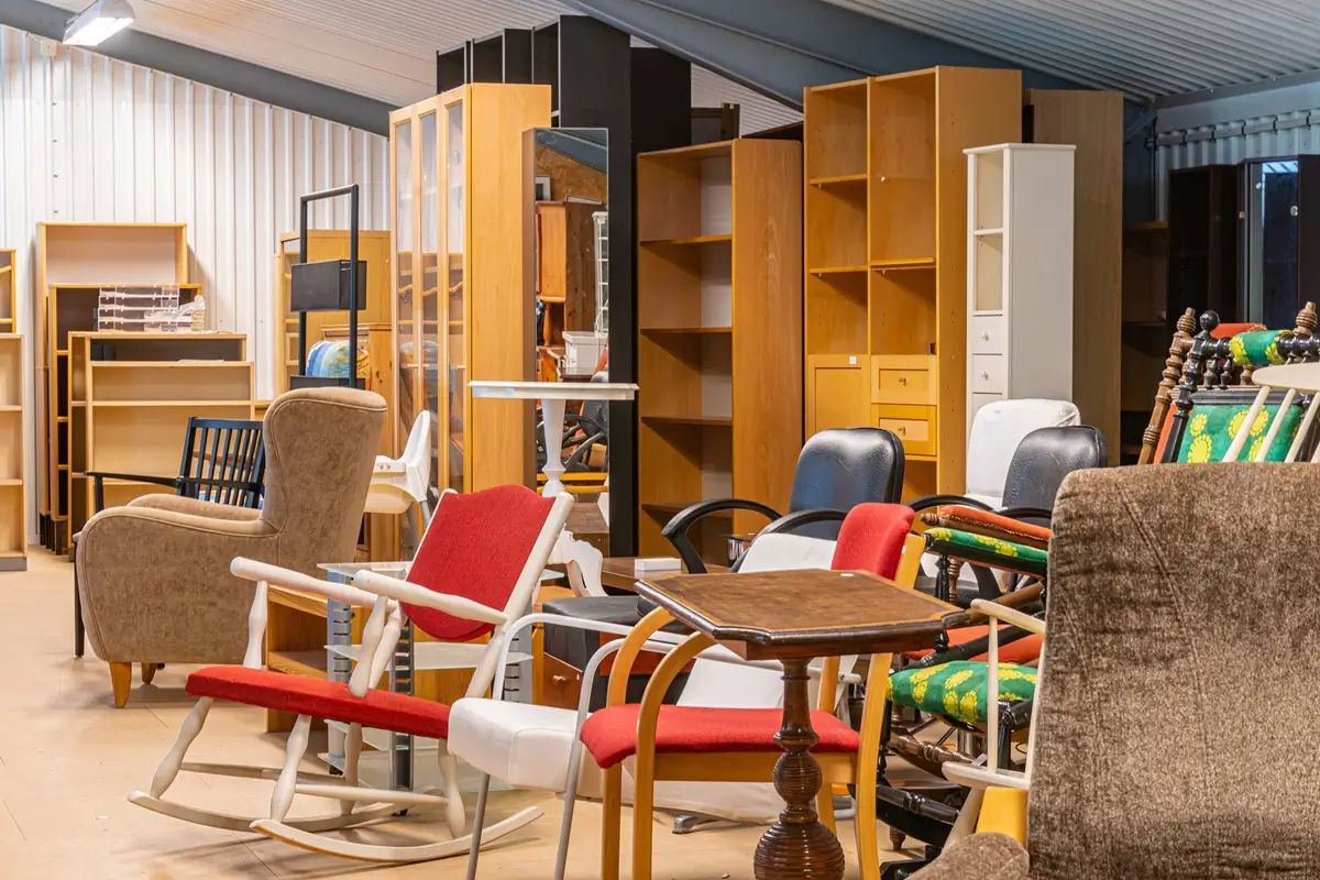 Ikea 1 - SportDeník Starý nábytek značky IKEA v jednom ze skladů tohoto švédského obchodního giganta s nábytkem