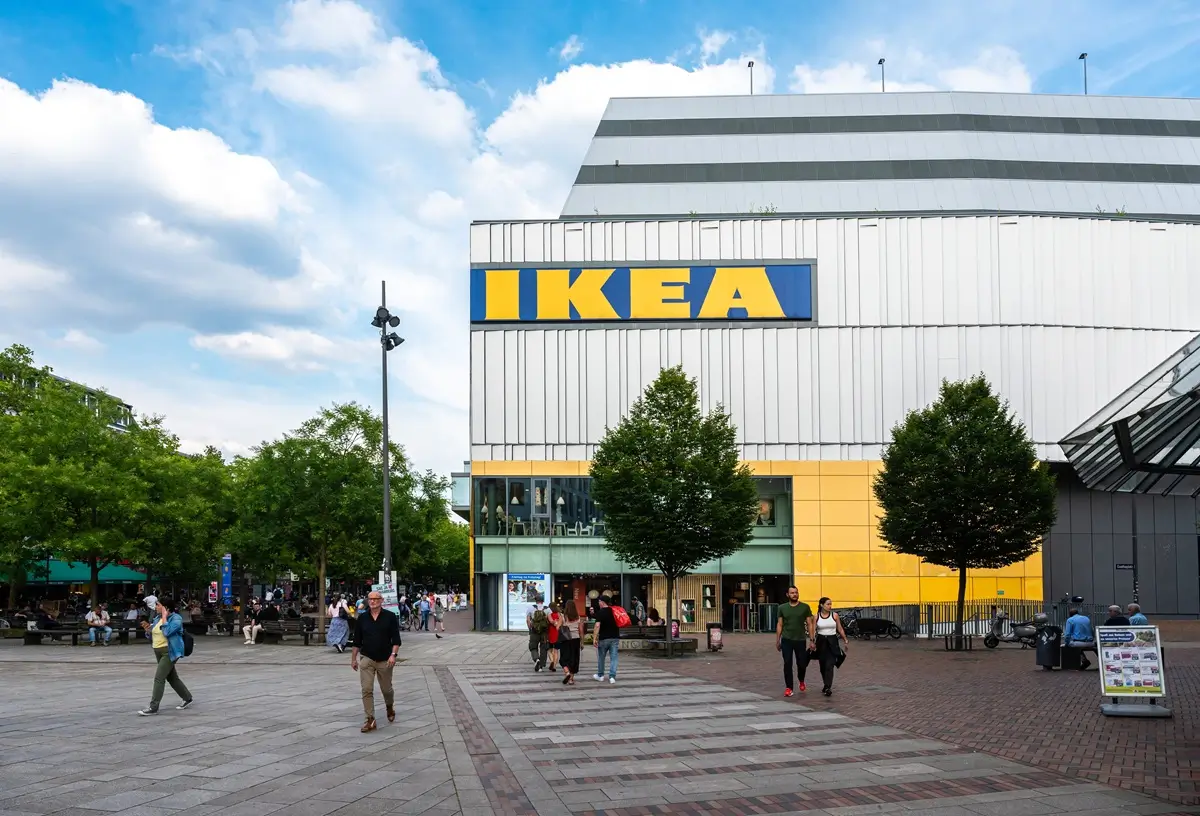 Ikea 4 - SportDeník Pohled na průčelí jednoho z obchodních domů IKEA včetně prostoru před obchodem
