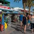 Turisté se procházejí mezi stánky na promenádě na Kanárských ostrovech