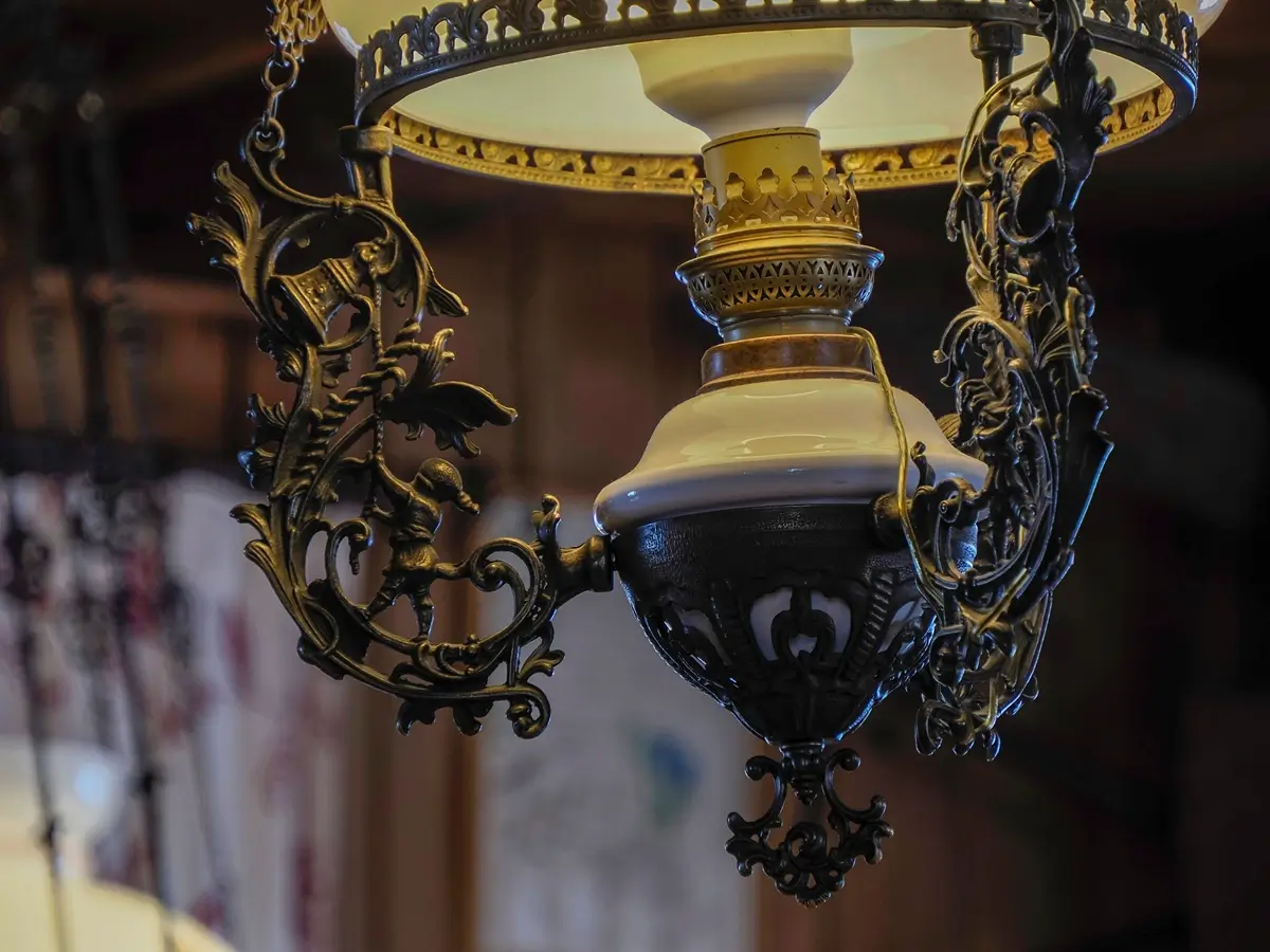 Lampa 1 - SportDeník Závěsná lampy z období secese, tedy z let 1890 až 1918.