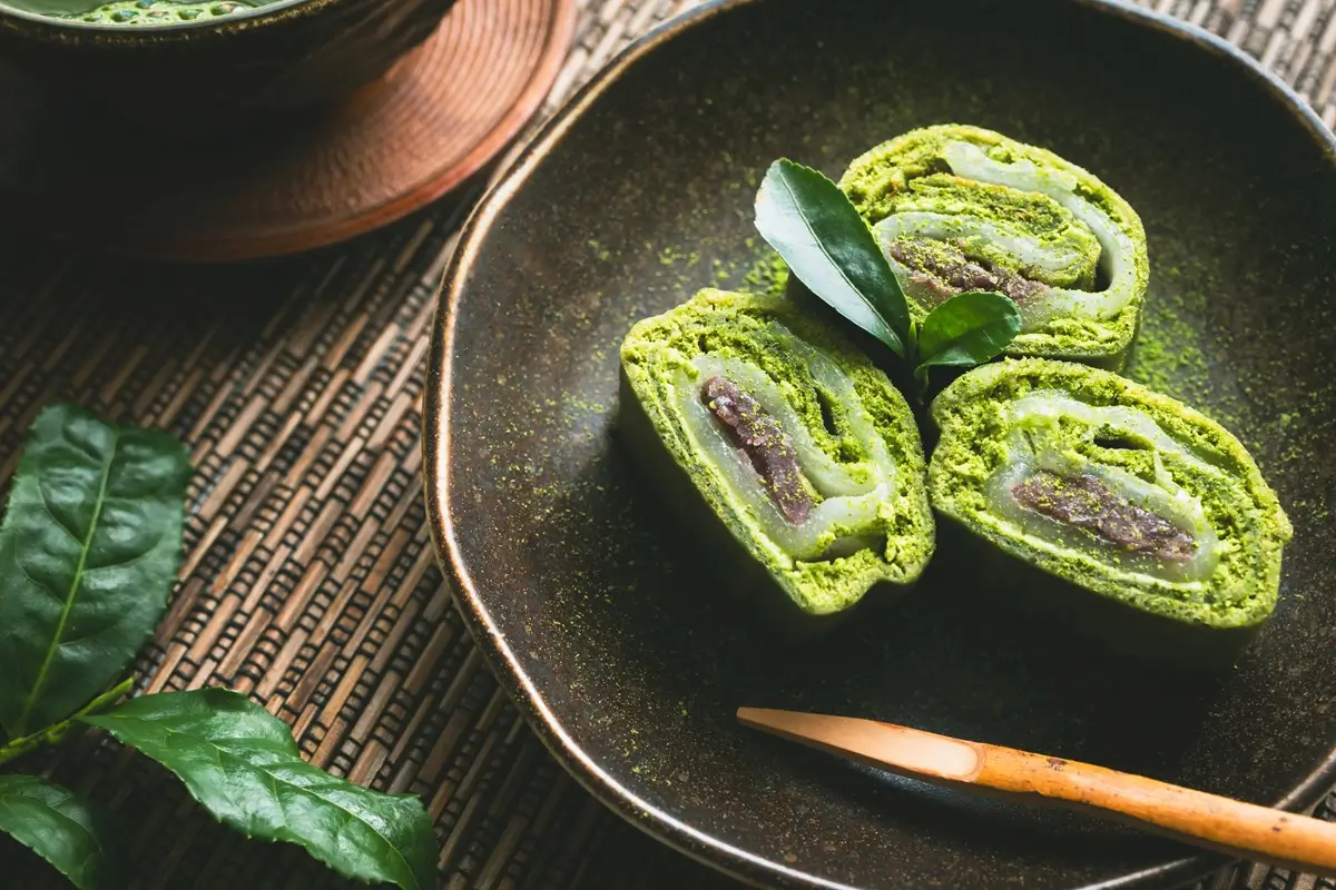 Matcha 1 - SportDeník Tradiční japonská roláda s matchou nakrájená na talíři