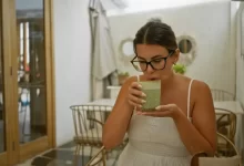 Mladá žena popíjí tradiční japonský matcha čaj