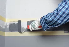 Muž maluje zeď