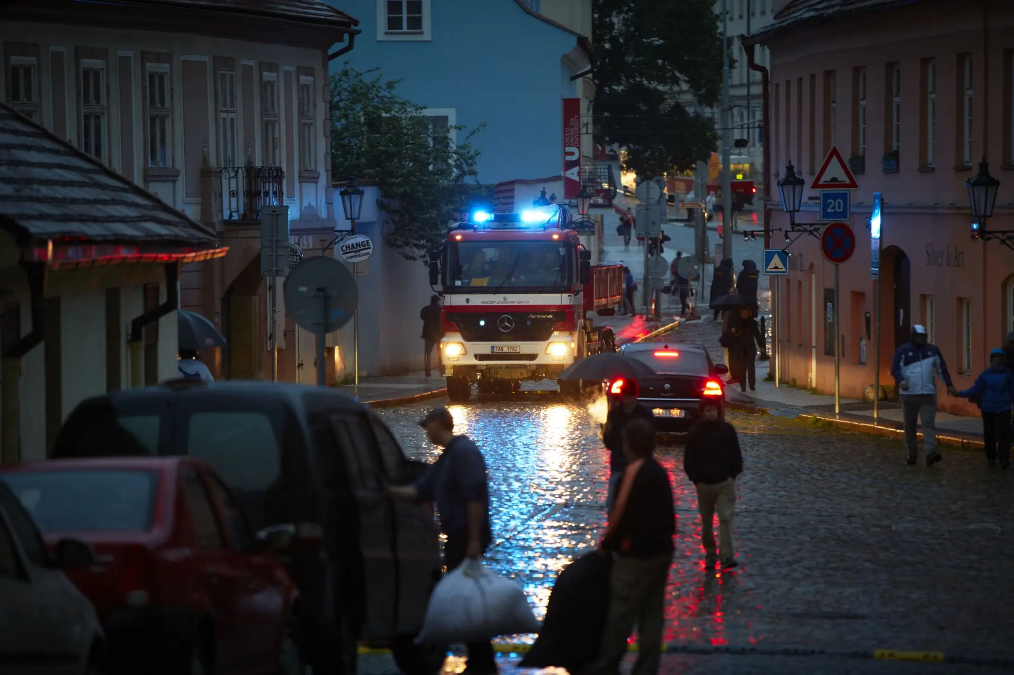 Shutterstock_140869618 - SportDeník Blikající hasičský vůz za dešrě