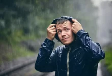 Muž v kapuci na dešti
