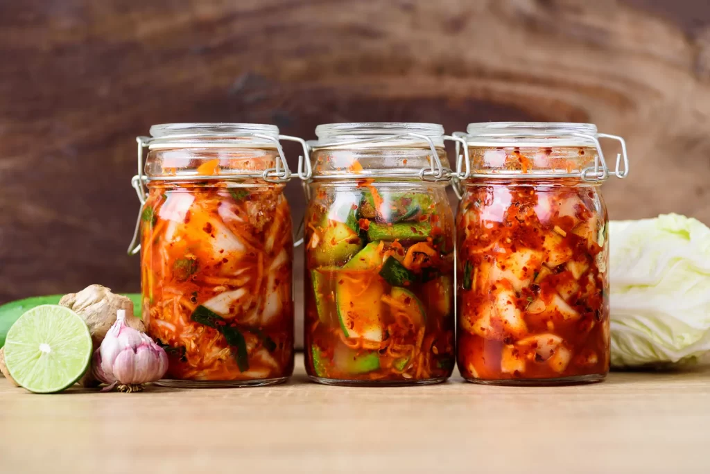 Shutterstock_1543686266 - SportDeník Tři sklenice s domácím kimchi