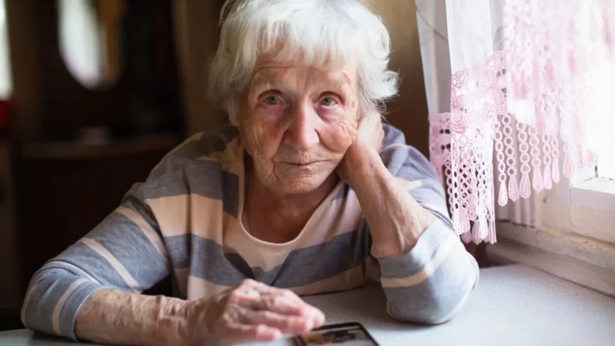 Seniorka s mobilem